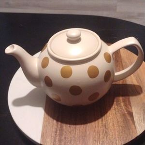 Price and Kensington 4 cups polkadot tea pot